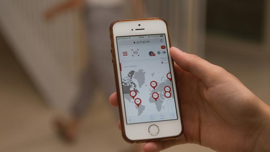 Eine Hand hält ein Smartphone.