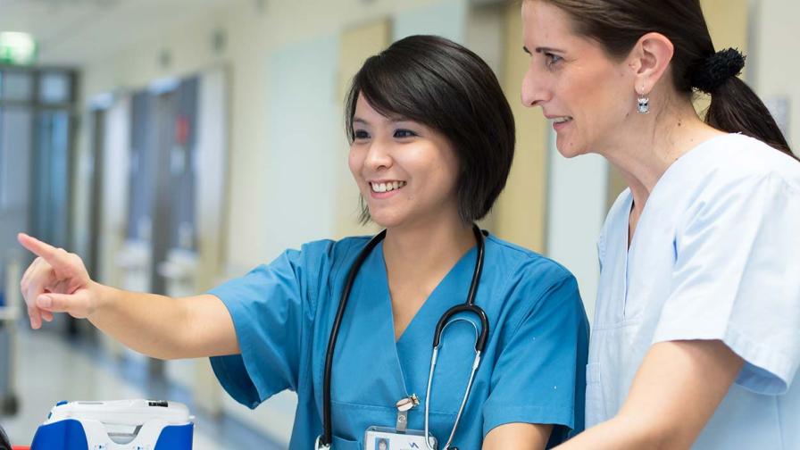 Zwei Frauen reden miteinander