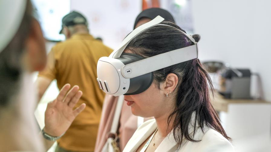 Junge Frau mit einer VR-Brille