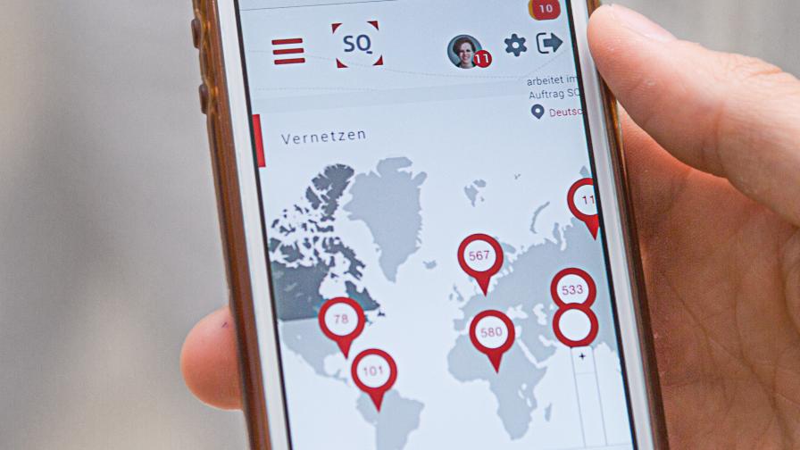 Smartphone mit einer Weltkarte