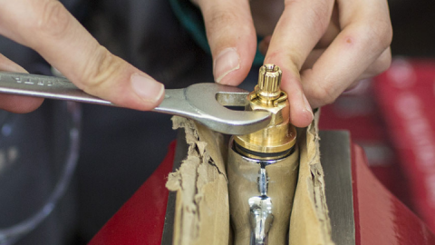 Zwei männliche Hände schrauben ein Detail