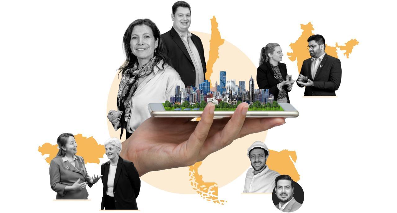 Collage mit internationalen Geschäftspartnern und einer Hand, die ein Smartphone mit einer digitalen Stadtansicht hält. Im Hintergrund orangefarbene Weltkartenumrisse (Asien, Indien, Naher Osten, Südamerika).