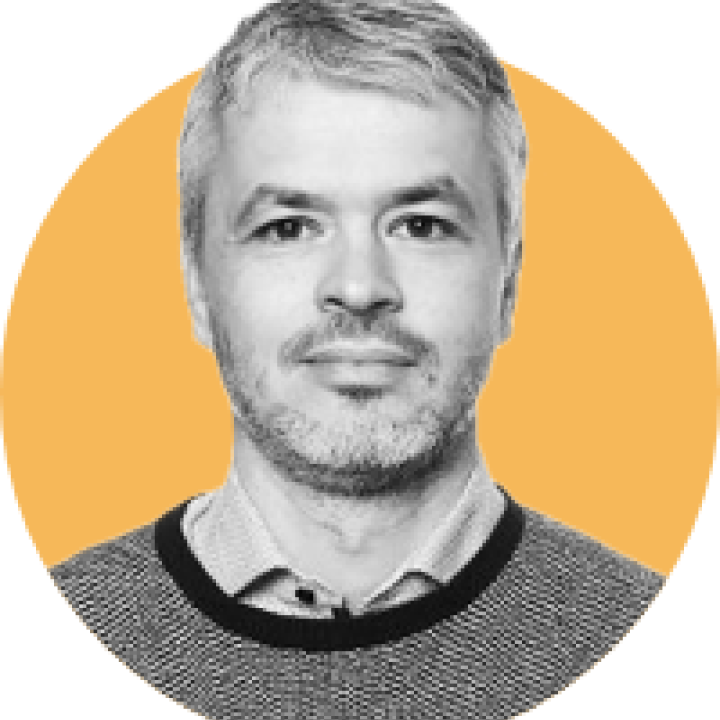 Schwarz-weiß Bild von Björn Richter mit einem gelben Kreis im Hintergrund