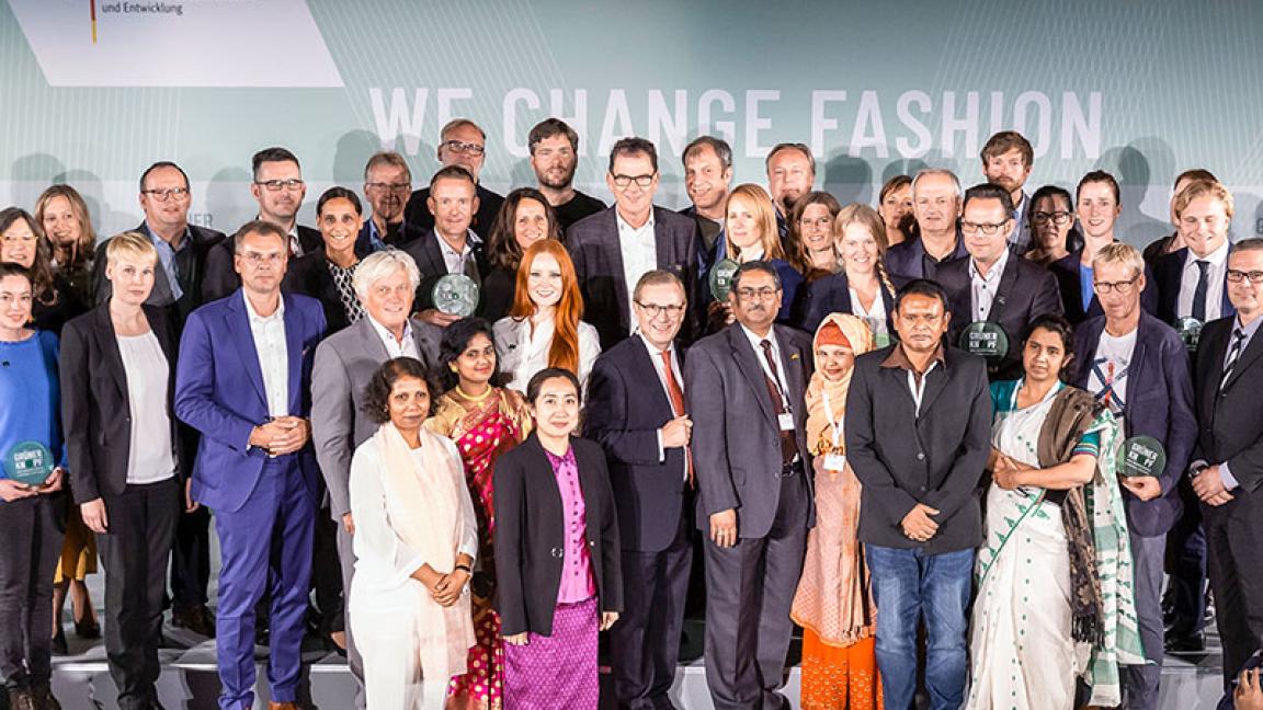 Eine Gruppe von Menschen posiert für ein Foto.