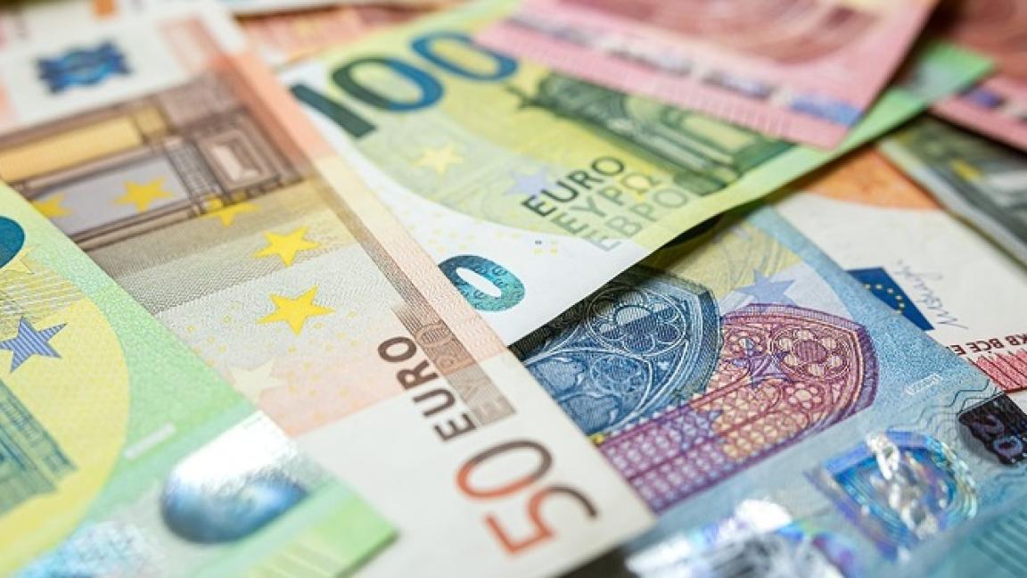 Diverse Euro-Scheine liegen durcheinander auf einem Tisch.