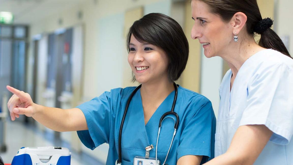 Zwei Frauen reden miteinander