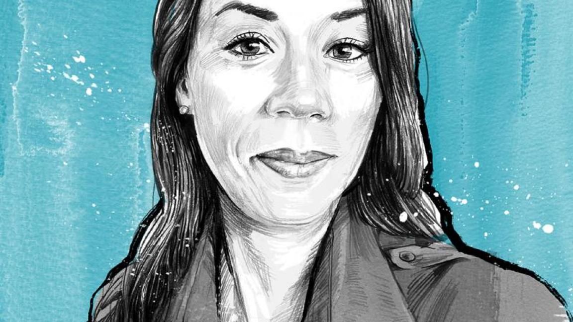 Gezeichnetes Porträt einer Frau mit langen dunklen Haaren und Hemd vor einem strukturierten türkisblauen Hintergrund.