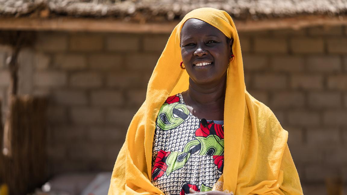 Eine Frau in farbenfroher Kleidung