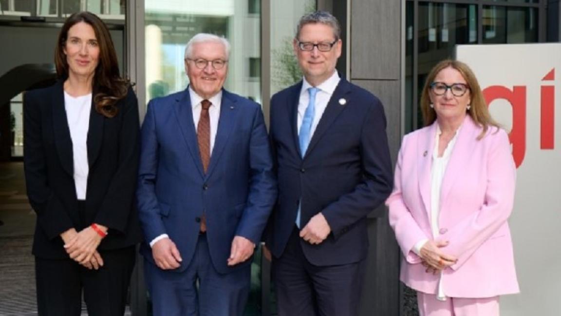 German Federal President Frank-Walter Steinmeier standing in front of the entrance to GIZ’s building in Bonn with the company’s managing directors Anna Sophie Herken, Thorsten-Schäfer Gümbel and Ingrid-Gabriela Hoven.
