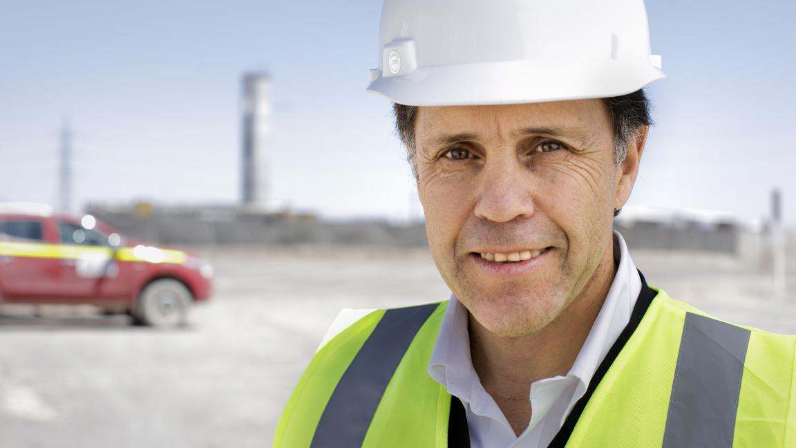 Fachkraft mit Helm und Warnweste