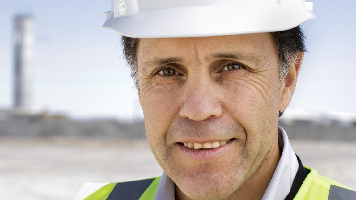 Facharbeiter mit einem Helm und Warnweste