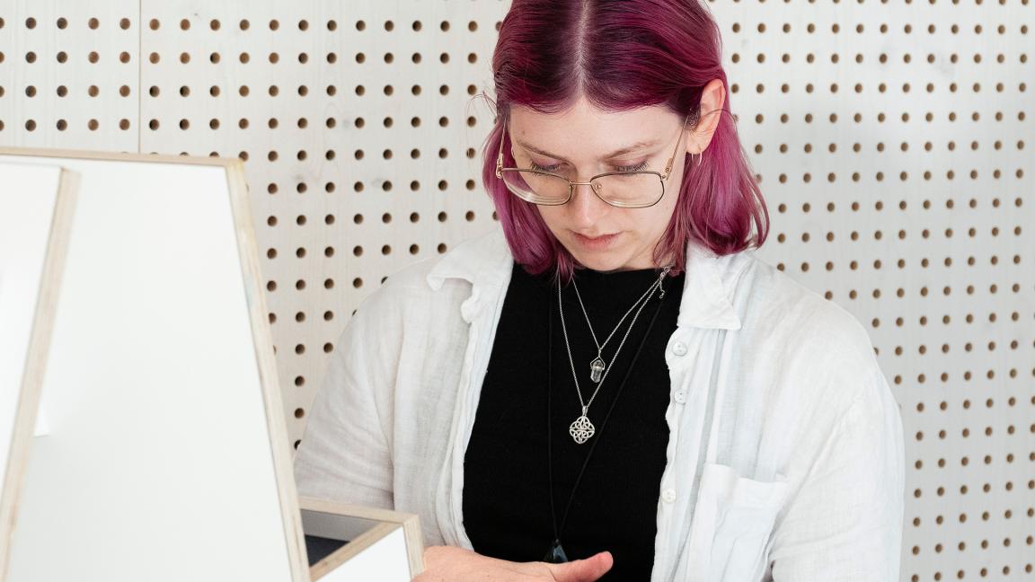 Junge Frau mit einem Buch in der Hand