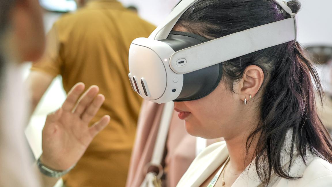 Junge Frau mit einer VR-Brille