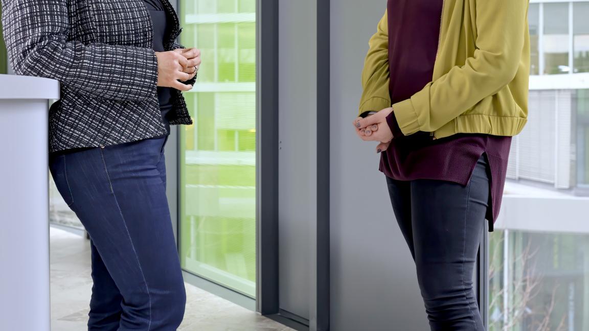 Zwei Frauen im Gespräch