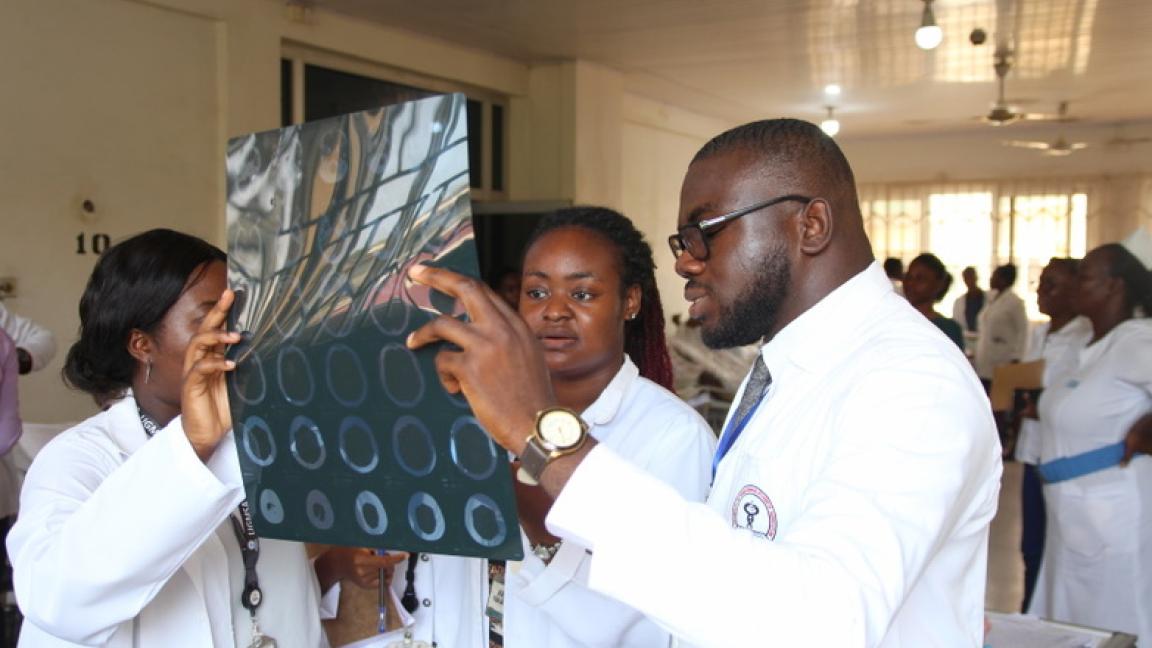 Ärzte im Korle-Bu Teaching Hospital in Accra, Ghana, betrachten eine Computertomographie und diskutieren darüber, ob es Anzeichen für einen Schlaganfall gibt.  ©Mateo Garcia Prieto, GIZ