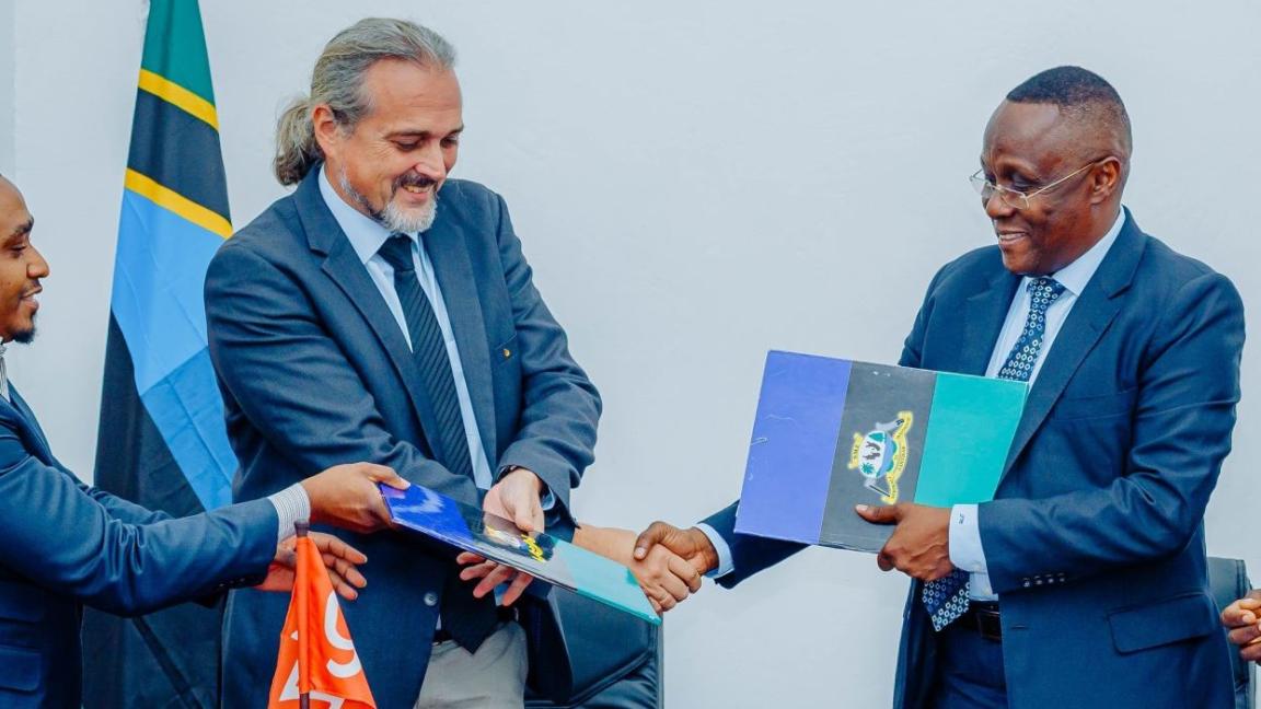 Vertreter der GIZ, des tansanischen Ministeriums für Finanzen und Planung und vom Ministerium für Wasser, Energie und Mineralien unterzeichnen eine Vereinbarung.