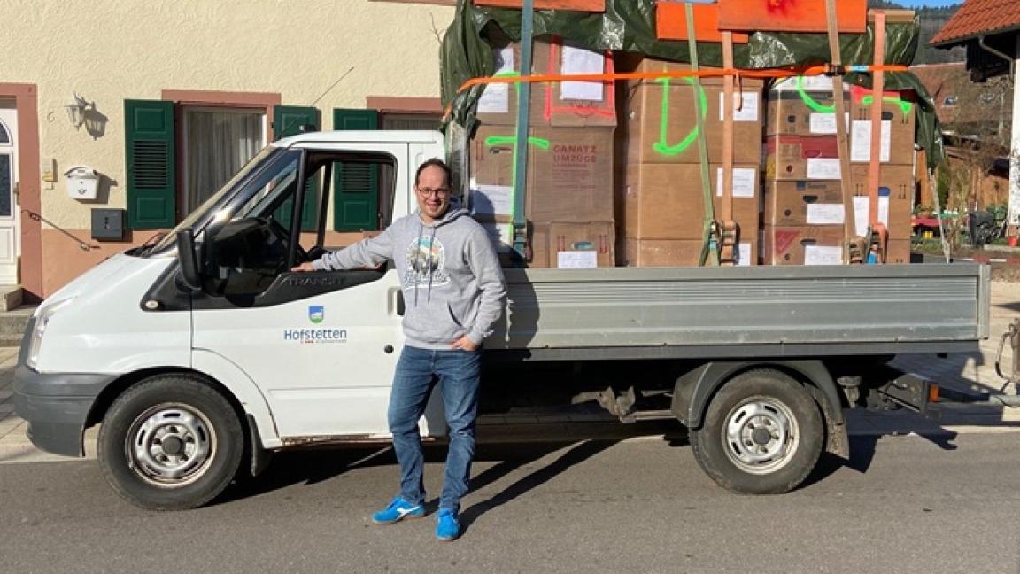 Bürgermeister Martin Aßmann steht vor einem LKW mit Hilfsgütern für die Ukraine.