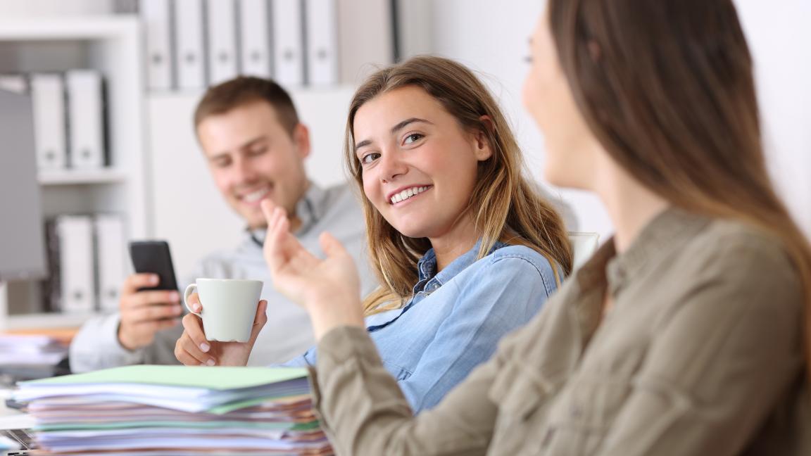 Drei Junge Menschen in einem Büro