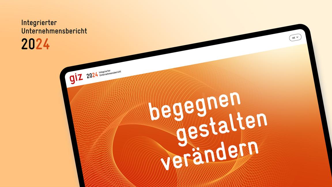 Der Integrierte Unternehmensbericht 2024 auf einem Tablet