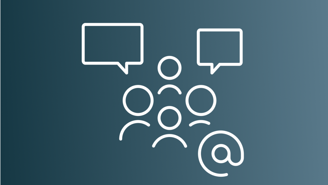 Icon einer Personengruppe mit zwei Sprechblasen darüber und einem @-Zeichen unten rechts