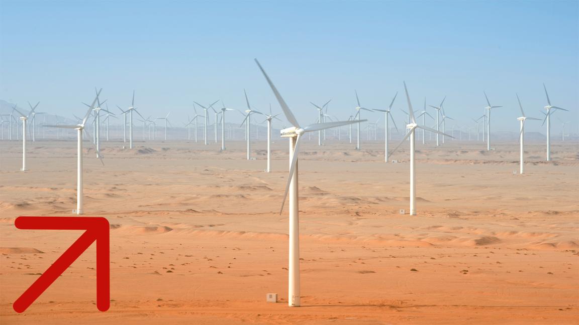 Windräder stehen in einer Wüste