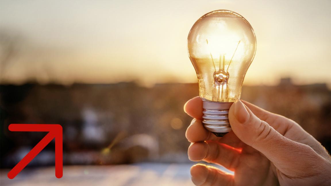 Glühbirne, durch die die abendliche Sonne scheint.