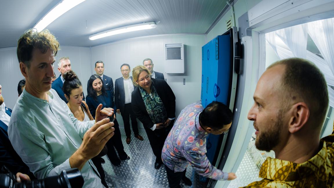 Mehrere Personen im neuen Kühlhaus in Bogor, darunter Bundesministerin Reem Alabali Radovan.