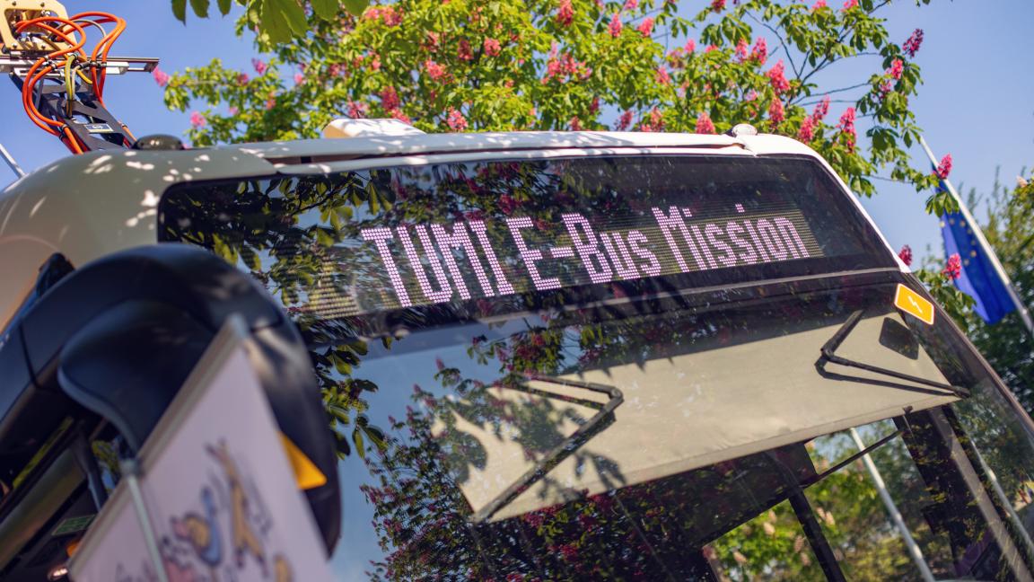 Ein Bus mit Elektroantrieb aus der Froschperspektive.
