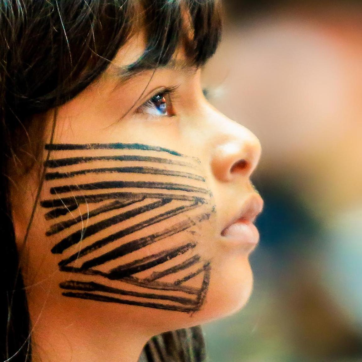 Indigenes Kind mit bemaltem Gesicht