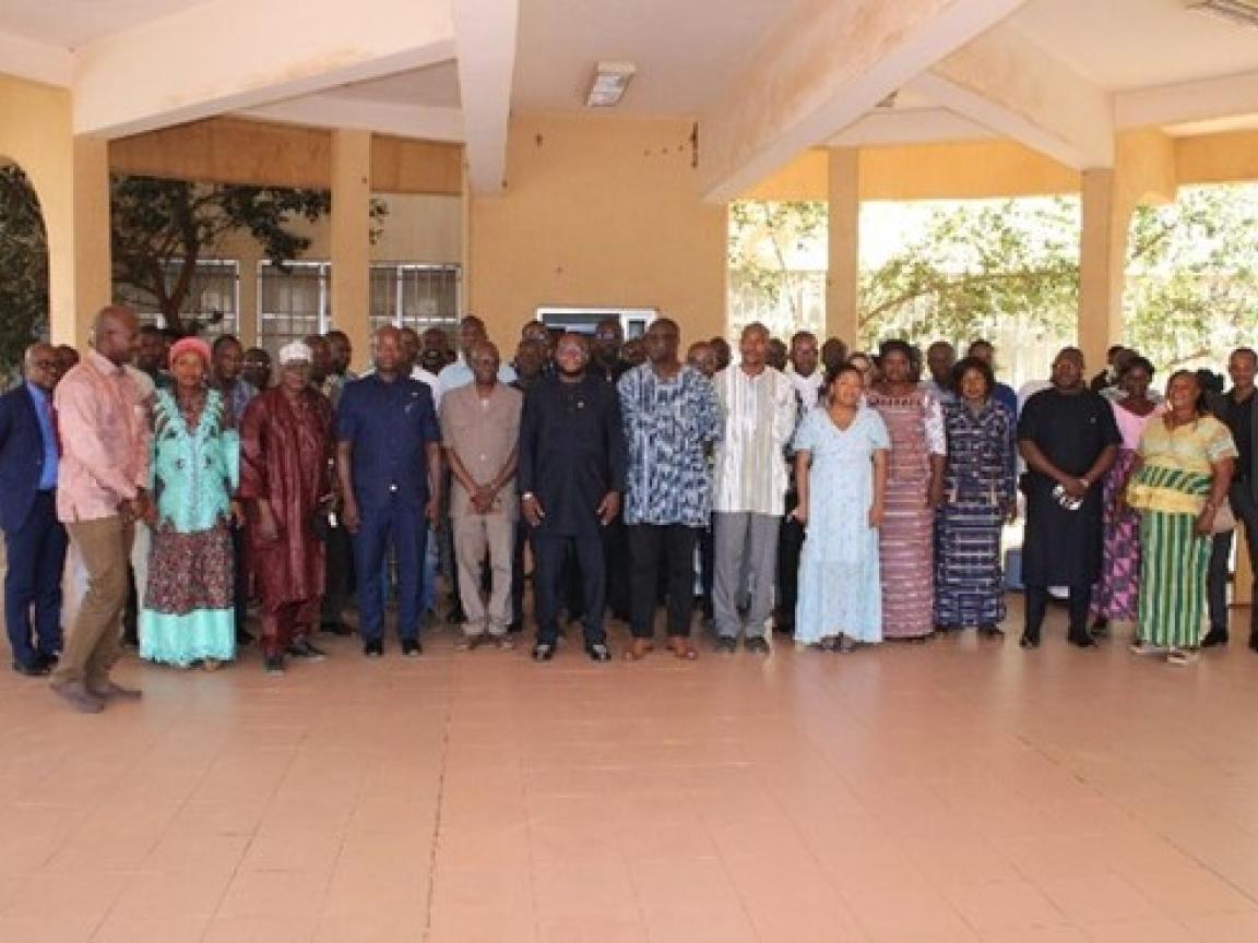 Eine Gruppe von Menschen steht in einer Empfangshalle.