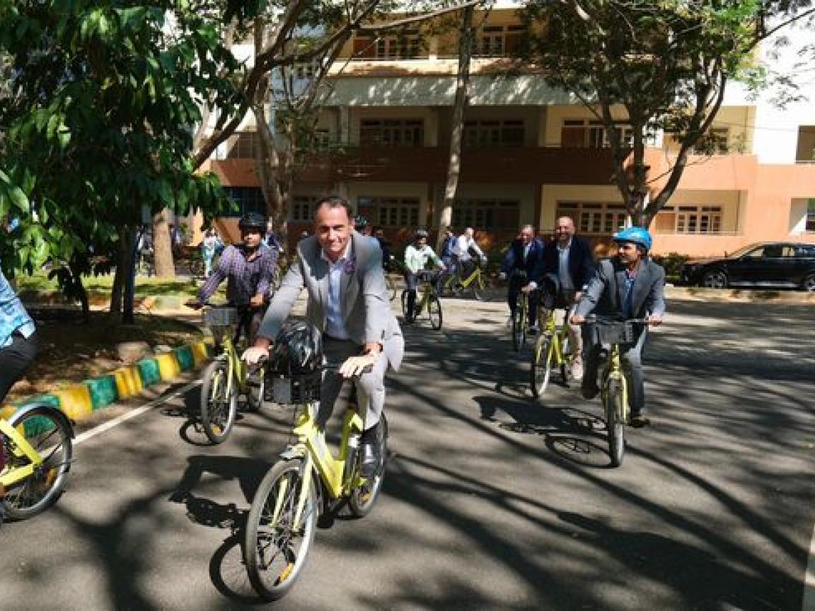 Einige Männer fahren in Indien Fahrrad auf der Straße.