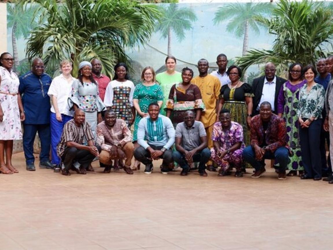 Gruppe von Menschen in zwei Reihen bei einem Gruppenbild.