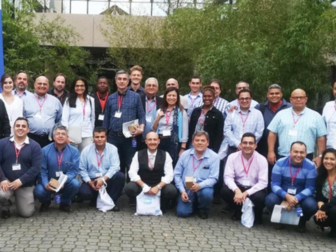 Ein Gruppenbild mit vielen Menschen.
