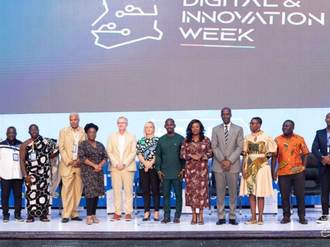 Gruppenbild von Menschen auf der Bühne der Ghana Digital and Innovation Week.