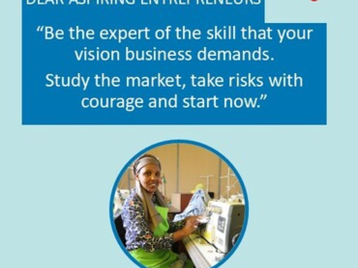 Auf einem Plakat steht: Liebe angehende Unternehmerinnen und Unternehmer: "Seien Sie der Experte für die Fähigkeiten, die Ihr Traumunternehmen erfordert. Studieren Sie den Markt, gehen Sie mutig Risiken ein und starten Sie jetzt". - Serkalem Tsegaye, Inhaberin eines Bekleidungsgeschäfts