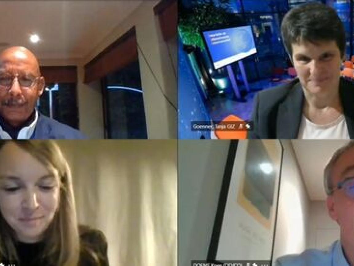 Screenshot von einem Teamscall mit vier Personen