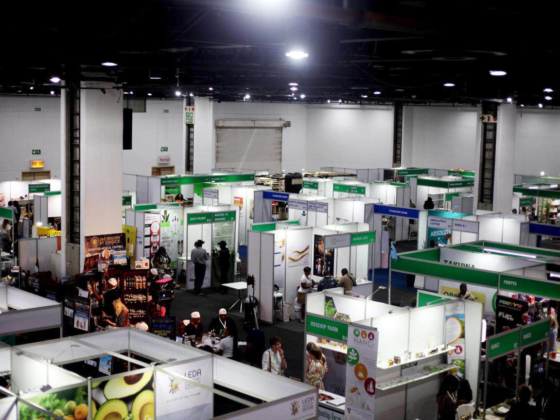 Auf einer Messe werden in einzelnen Buden Projekte im Agrarsektor vorgestellt.