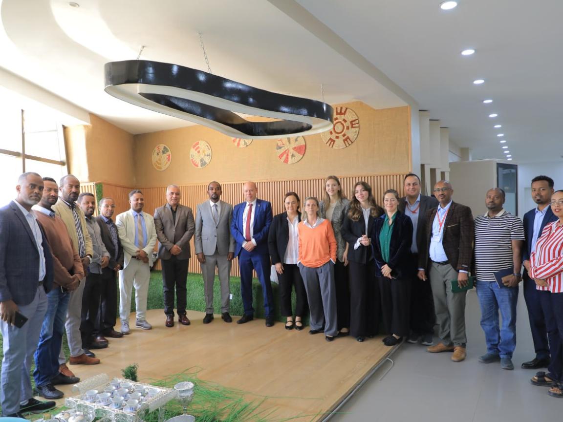 Ein Gruppenbild von Menschen in schicker Kleidung. 