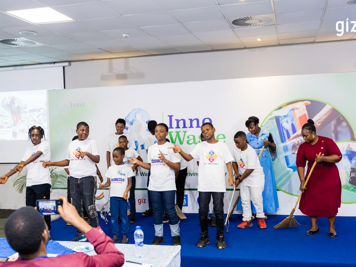 zoomkids demonstrating how to keep the environment clean