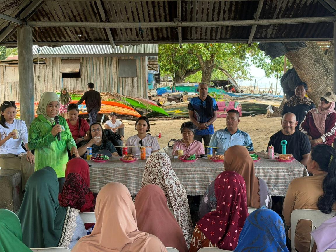 Participants during discussions 
