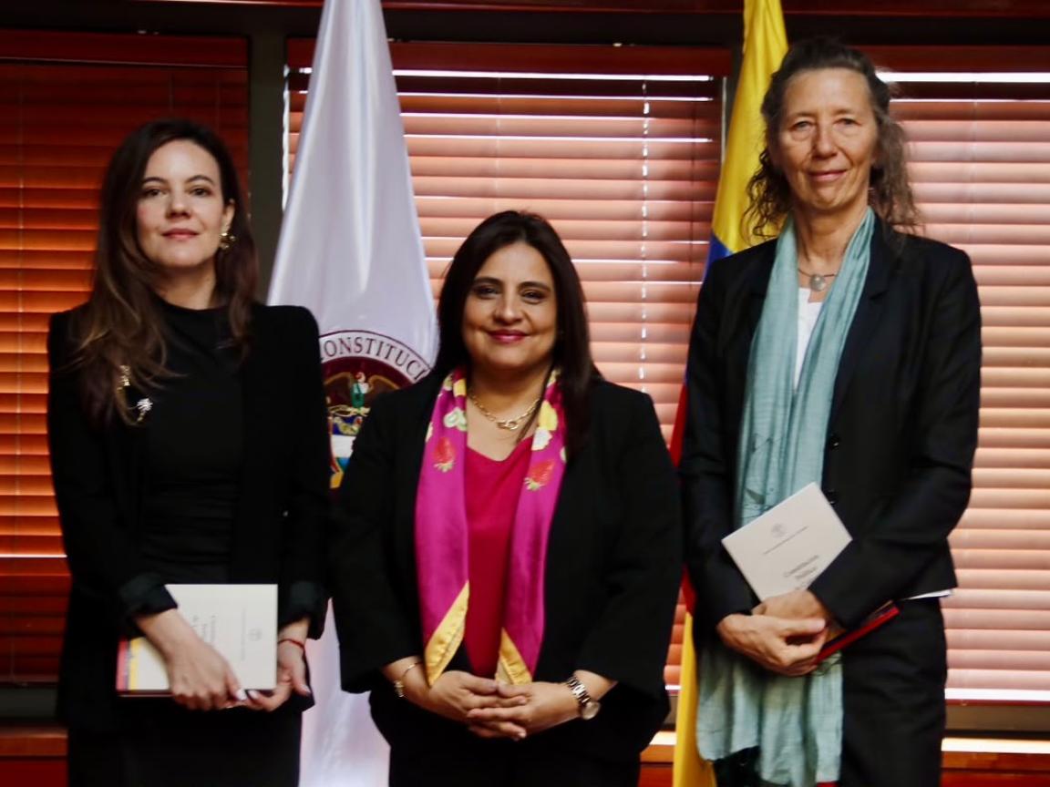 3 mujeres representantes de DIRAJus y de la Corte Constitucional frente a la cámara