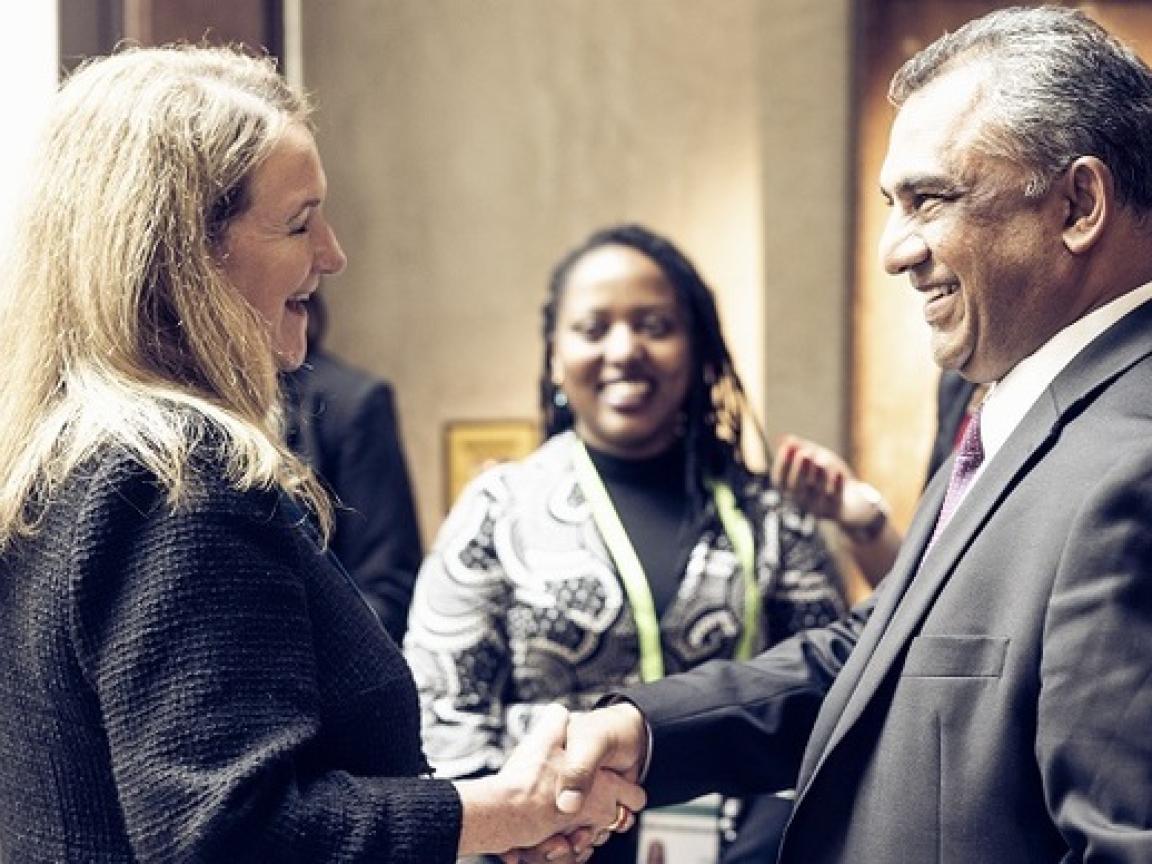 Ein Mann schüttelt einer Frau die Hand.