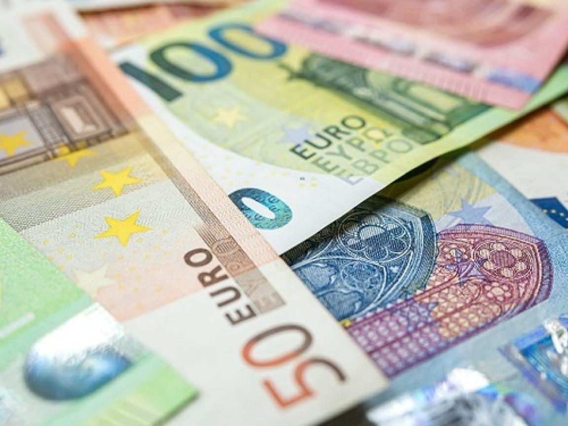 Diverse Euro-Scheine liegen durcheinander auf einem Tisch.