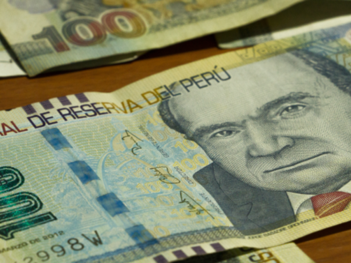 Peruanische Geldscheine liegen auf einem Tisch.