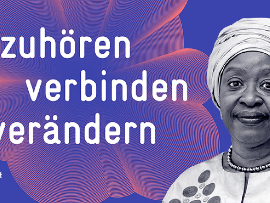 Bild einer Frau mit einem Wickeltuch um die Haare vor dem Titelblatt des Integrierten Unternehmensberichts der GIZ 2023 mit dem Slogan “Zuhören, verbinden, verändern”.