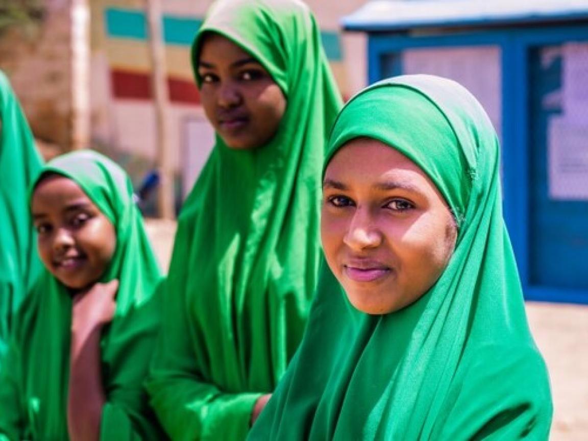 Vier Frauen mit einer grünen Hijab.