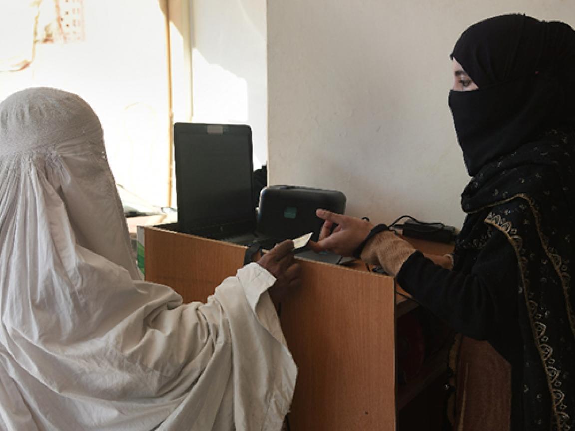Zwei Damen in Burka an einem Tresen