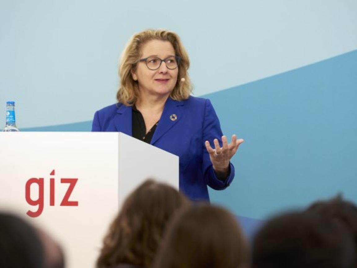 Bundesministerin Svenja Schulze redet an einem Pult während ihres Besuchs bei der GIZ in Eschborn.