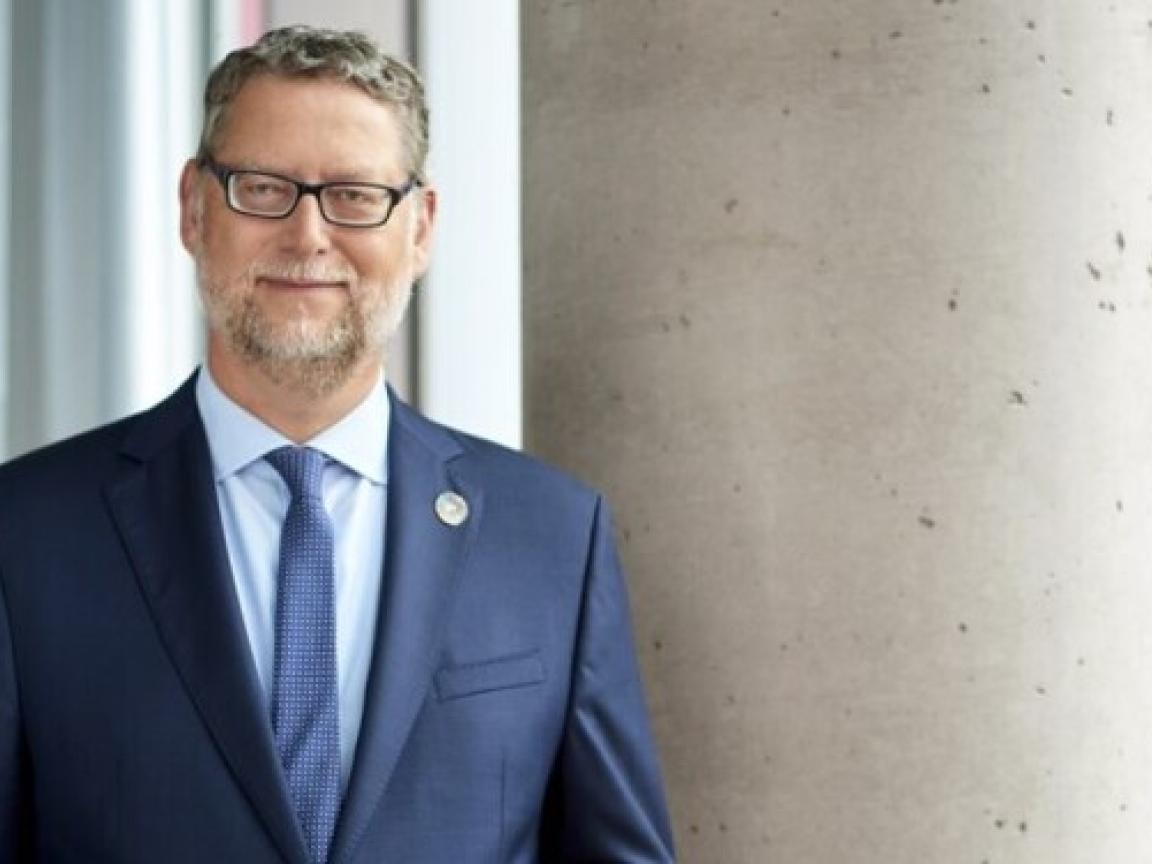 GIZ Vorstandssprecher Thorsten Schäfer-Gümbel vor einer Beton-Säule.