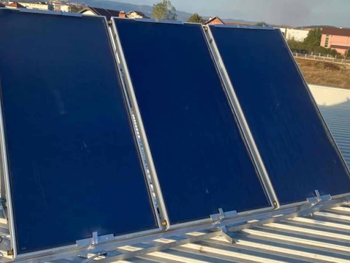 PV-Anlage auf Privathaus im Kosovo.